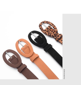 Détail de quatre ceintures en léopard, marron et noir avec des boucles ovales