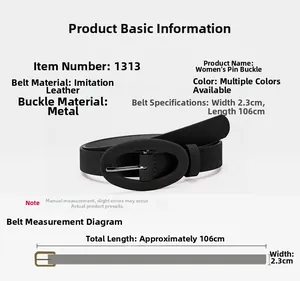 Détail de la ceinture minimaliste en similicuir noir avec une boucle ardillon ovale