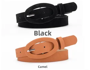 Détail de boucles ovales sur ceintures en daim synthétique noir et camel pour femme