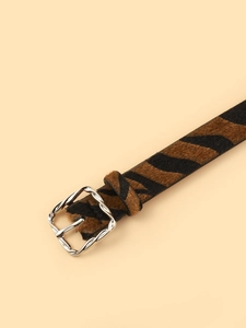 Dettaglio cintura zebrata con texture effetto cavallino e fibbia argentata intrecciata