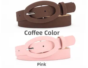 Gros plan de ceintures en similicuir rose et café avec boucles ovales assorties