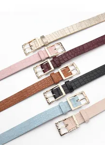 Vue détaillée de fines ceintures en simili cuir avec texture crocodile en sept couleurs