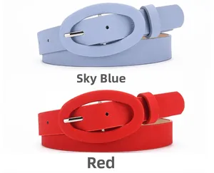 Vue détaillée des ceintures en PU bleu ciel et rouge avec boucles ovales assorties