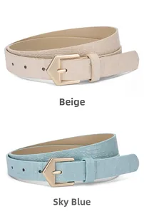 Dettaglio delle cinture in pelle PU beige e celeste con stampa coccodrillo e fibbia dorata