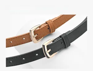 Détail de fines ceintures en cuir PU pour femmes avec boucles dorées en marron et noir