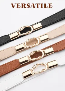 Dettaglio di cinture sottili in nero, beige, marrone e bianco con fibbie in metallo dorato