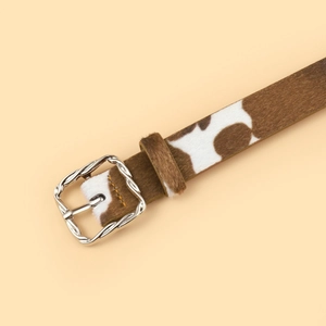 Cintura da donna con stampa mucca e fibbia argentata con design a corda intrecciata