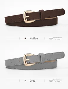 Détail de fines ceintures en cuir PU café et gris avec boucles dorées en fer à cheval