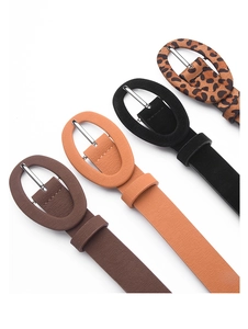 Vue détaillée de quatre ceintures en cuir PU avec motifs léopard et boucles ovales chic