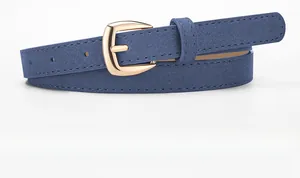 Vue détaillée d'une ceinture fine bleu marine avec finition mate et boucle dorée chic
