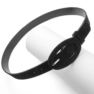 Ceinture minimaliste en cuir PU noir avec boucle ovale léopard pour femmes sur un socle