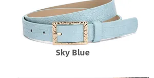 Gros plan d'une ceinture bleu ciel à texture crocodile et boucle dorée martelée