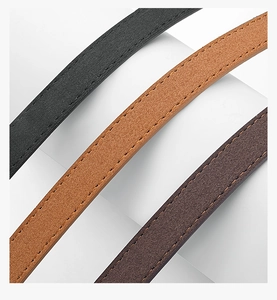 Dettaglio di tre cinture sottili in pelle PU nei colori nero, cammello e testa di moro