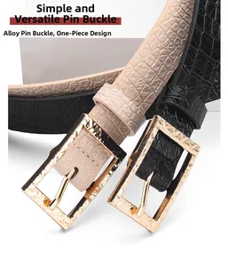 Gros plan de ceintures en cuir crocodile noir et beige avec boucles dorées carrées
