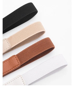 Dettaglio di cinture elastiche intrecciate in nero, beige, marrone e bianco con finiture