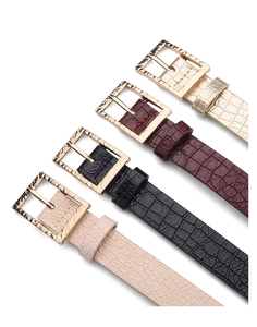 Détail de quatre ceintures en cuir à motif pierre avec boucles rectangulaires dorées