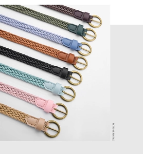 Dettaglio di cinture intrecciate in corda cerata multicolore con fibbie in metallo rétro