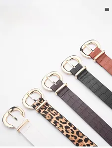 Détail de ceintures pour femmes en motifs crocodile et léopard avec boucles dorées
