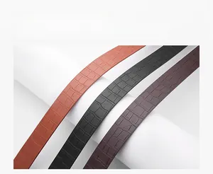 Détail de ceintures en similicuir à motif crocodile en marron, noir et café