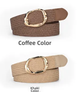 Détail de ceintures élastiques tressées en café et kaki avec boucles en métal doré texturé