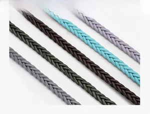 Gros plan de ceintures tressées en similicuir PU multicolore avec une texture tissée fine