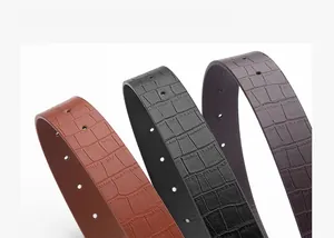 Détail de ceintures en similicuir à texture crocodile en marron, noir et violet foncé