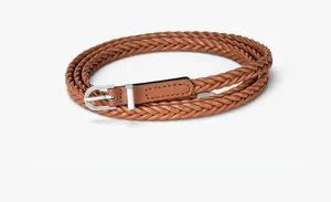 Vue détaillée de la ceinture tressée en cuir PU camel avec boucle argentée