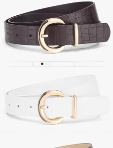 Vue détaillée de ceintures en cuir croco marron et blanc avec boucles dorées en forme de C