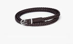 Détail d'une ceinture tressée couleur café avec boucle argentée et texture tissée