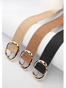 Détail de ceintures en paille PP tressée avec boucles rondes dorées en beige, brun et noir