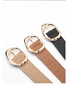 Trois ceintures tressées élastiques en beige, marron et noir avec boucles dorées