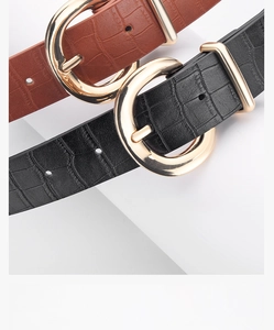 Détail de la ceinture en cuir gaufré crocodile avec boucle ronde en métal doré