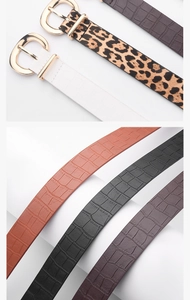 Détails de la texture crocodile et imprimé léopard sur les ceintures en cuir PU