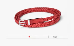 Détail d'une ceinture tressée rouge en cuir PU avec boucle argentée pour femmes