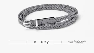 Vue détaillée d'une ceinture tressée grise en similicuir avec boucle argentée