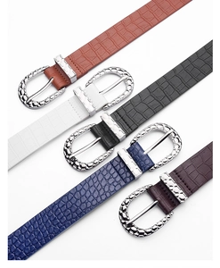Dettaglio di cinture da donna con stampa coccodrillo in cinque colori e fibbie incise