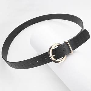 Ceinture pour femme en similicuir noir avec texture crocodile et boucle ronde dorée