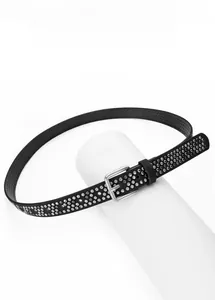 Détail d'une ceinture en cuir noir punk avec rivets argentés et boucle en métal carrée