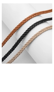 Détail de la texture en cuir PU tressé de ceintures fines en noir, marron et beige clair
