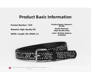Détail de la ceinture en cuir PU noir avec triple rangée de rivets et boucle ardillon
