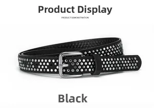 Détail de ceinture punk en cuir noir avec triple rangée de rivets argentés et boucle carrée