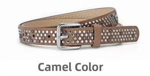Détail d'une ceinture punk en cuir camel ornée de trois rangées de rivets argentés