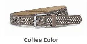 Détail de la ceinture punk marron avec rivets métalliques argentés et boucle ardillon