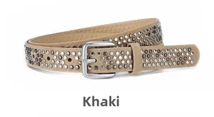 Détail d'une ceinture en daim kaki avec des clous argentés et une boucle métallique