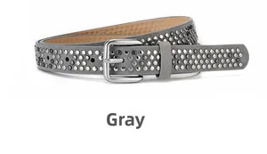 Détail d'une ceinture punk grise en cuir PU avec des rivets métalliques ronds et une boucle