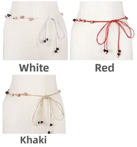 Detail von geflochtenen Hüftketten in Weiß, Rot und Khaki mit dekorativen Perlen