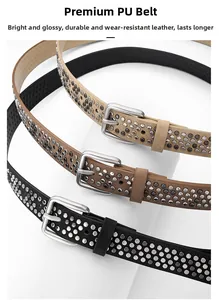 Gros plan sur trois ceintures en similicuir avec des rivets metalliques de style punk