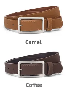 Detail van camel en donkerbruine lederen riemen met geborstelde zilveren metalen gespen