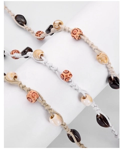 Détail de la corde de taille tissée bohème avec perles en bois et pierres ethniques