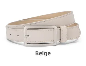 Detail van een beige kunstlederen riem met een mat zilveren rechthoekige gesp